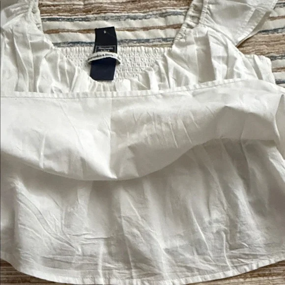 Abercrombie & Fitch flutter sleeve top. - Picture 7 of 8